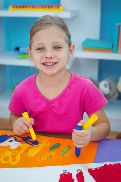 Kinderen puttend uit gekleurd papier — Stockfoto