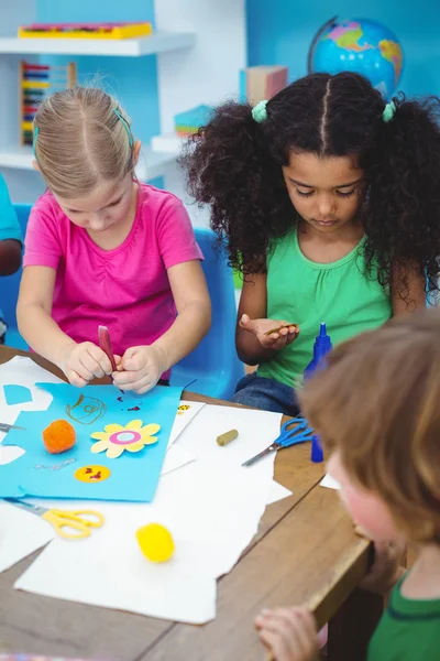 Bambini felici godendo arti e mestieri pittura — Foto Stock