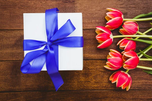 View of red flowers and blue gifts — Stock Photo, Image