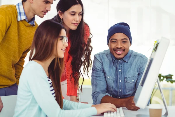 Giovane team creativo che ha un incontro — Foto Stock