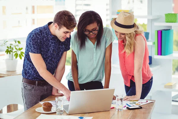 Kreatives Unternehmerteam arbeitet hart zusammen — Stockfoto