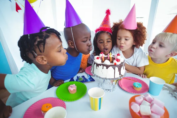 Niños emocionados disfrutando de una fiesta de cumpleaños — Foto de Stock