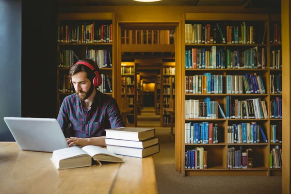 Studente hipster che studia in biblioteca — Foto Stock