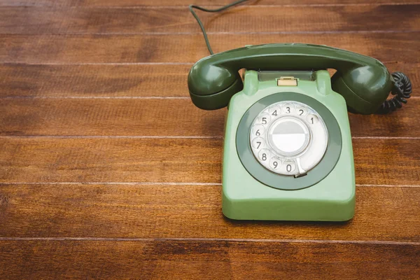 Oude telefoon op houten bureau — Stockfoto