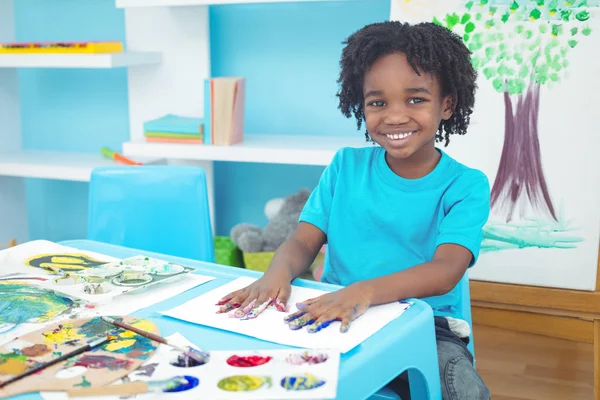 Criança feliz apreciando artes e artesanato pintura — Fotografia de Stock