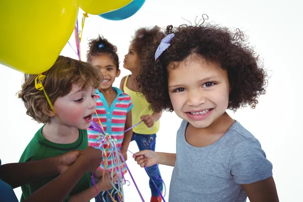 Kindergruppe mit Luftballons — Stockfoto