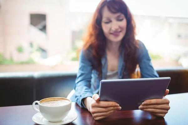 Mogen student med tabletten i café — Stockfoto