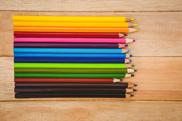 Lápices sobre escritorio de madera — Foto de Stock