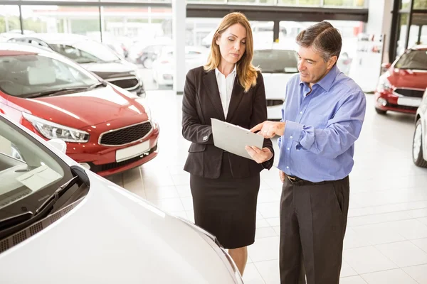 Homem de negócios focado subscrever um contrato de carro — Fotografia de Stock