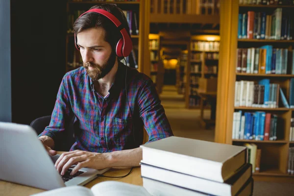 Hipster student studeert in bibliotheek — Stockfoto