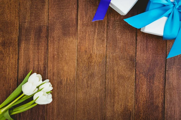 View of white flowers and blue gifts — Stock Photo, Image