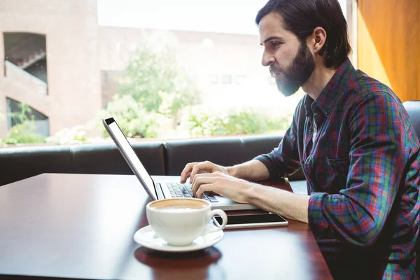 Étudiant hipster utilisant un ordinateur portable en cantine — Photo