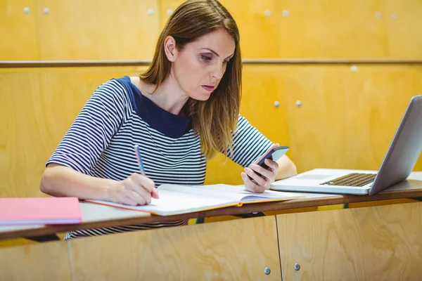 Modent student i auditoriet – stockfoto