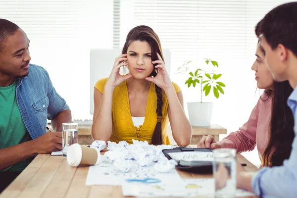 Joven gerente sintiendo la presión — Foto de Stock