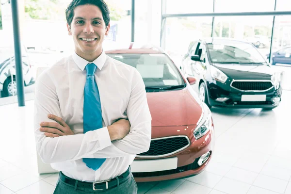 Empresario de pie con los brazos cruzados — Foto de Stock