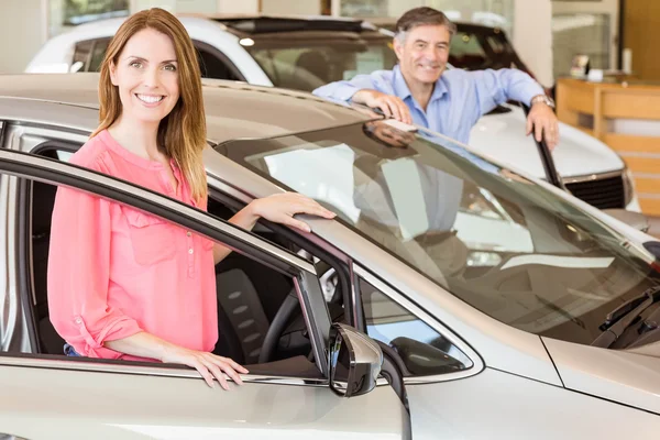 Uśmiechający się para opierając się na samochód — Zdjęcie stockowe