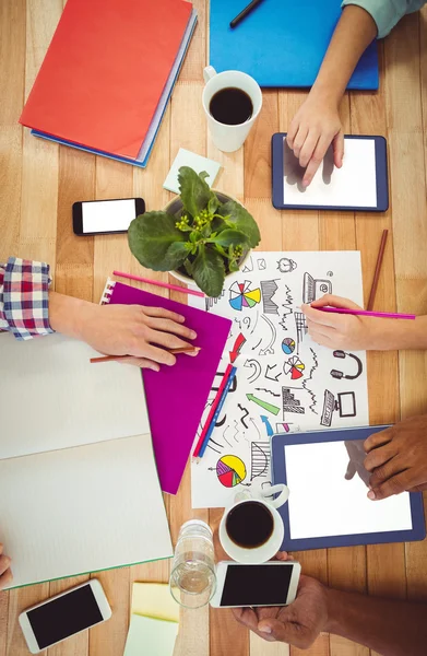 Equipo creativo trabajando juntos — Foto de Stock