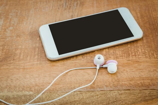 Smartphone blanco con auriculares blancos —  Fotos de Stock