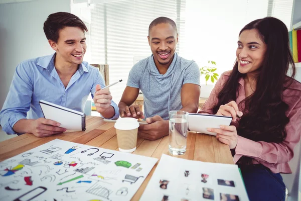 Equipo creativo teniendo una reunión —  Fotos de Stock