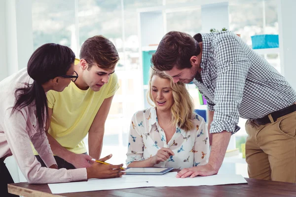 Equipo de negocios trabajando juntos en una tableta —  Fotos de Stock