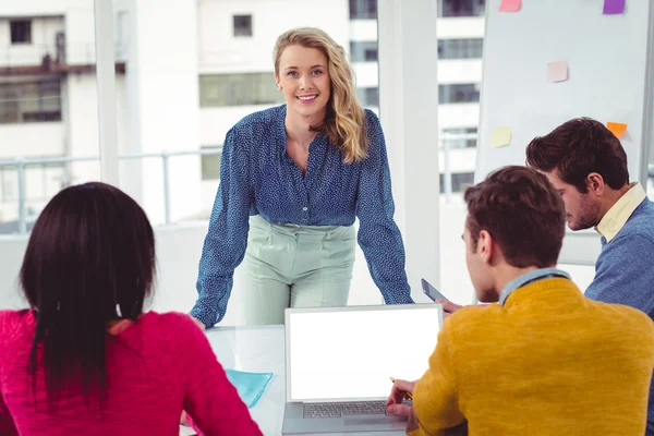 Kreative Geschäftsfrau bei einem Vortrag — Stockfoto