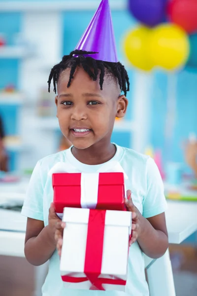 Garçon souriant à une fête d'anniversaire — Photo