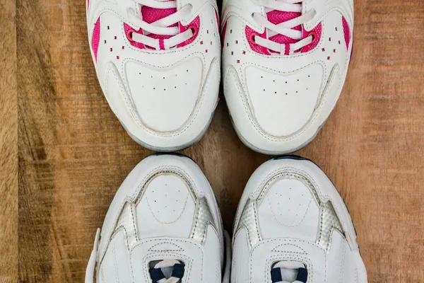 Zapatillas de correr sobre mesa de madera — Foto de Stock