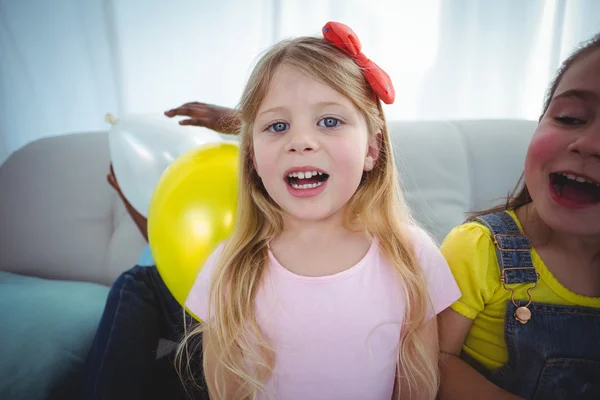 Lachende kinderen spelen met ballonnen — Stockfoto