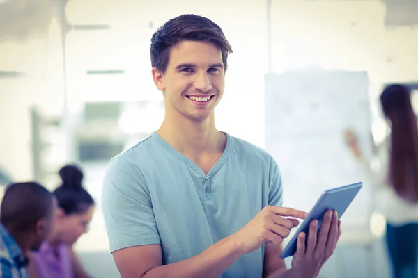 Junge Kreative mit Tablet — Stockfoto