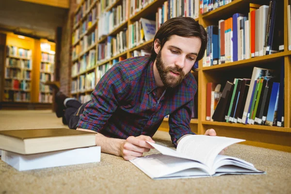 Student som studerar på våningen i biblioteket — Stockfoto