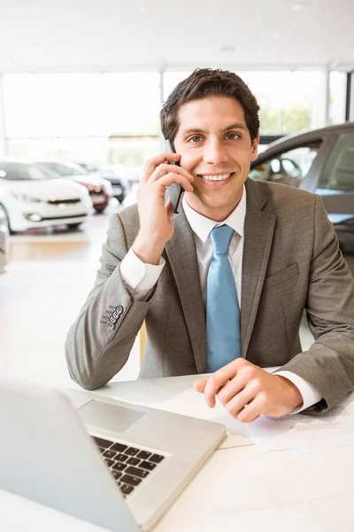 Lachende verkoper hebben telefoongesprek — Stockfoto