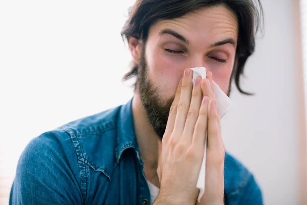 Uomo malato che si soffia il naso — Foto Stock