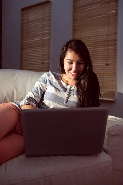 Asian woman using laptop at night — Stock Photo, Image