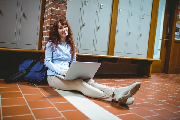 Érett diák használ laptop folyosón — Stock Fotó