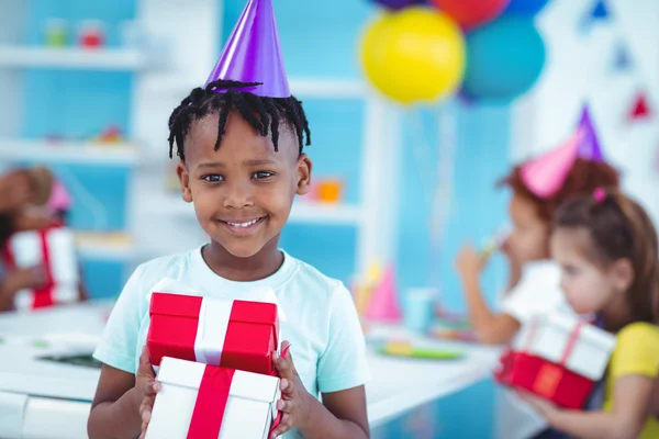Glückliche Kinder auf einer Geburtstagsparty — Stockfoto