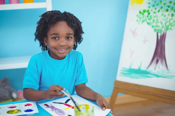 Criança feliz apreciando artes e artesanato pintura — Fotografia de Stock