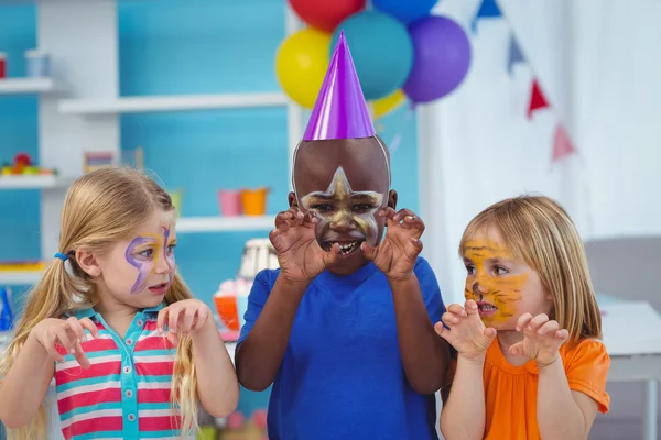 Lachende kinderen met gezichten geschilderd — Stockfoto