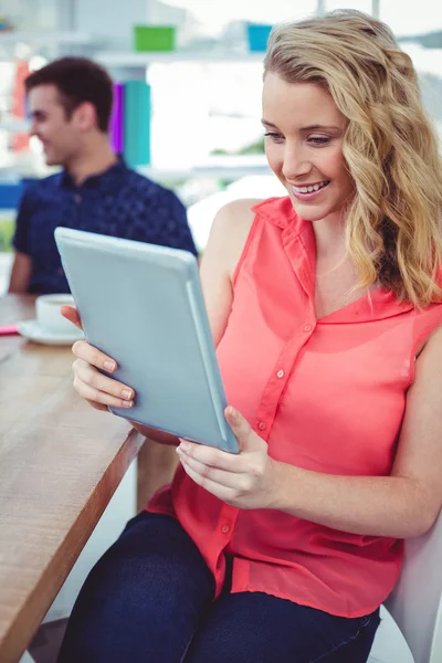 Mujer de negocios creativa sonriente — Foto de Stock