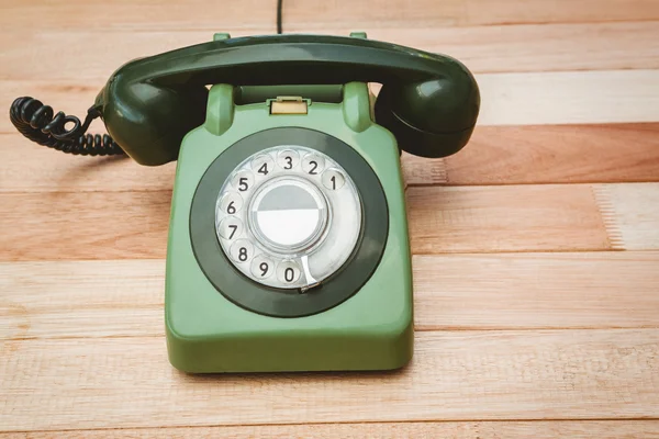 Vieux téléphone sur bureau en bois — Photo