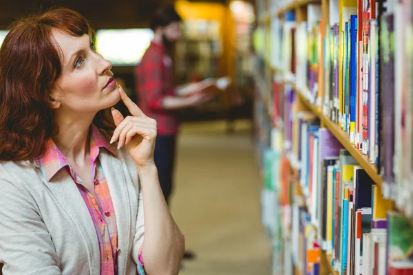 Nachdenklich reifer Student in der Bibliothek — Stockfoto