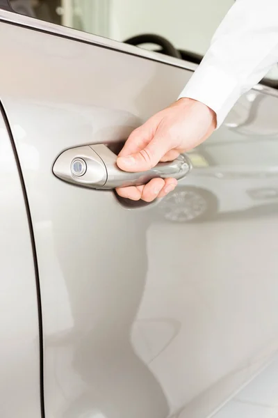 Hombre sosteniendo las manijas de una puerta de coche —  Fotos de Stock