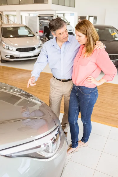 Couple talking together while looking at car — Stock Photo, Image