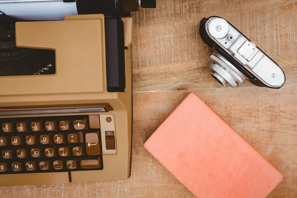 Blick auf eine alte Schreibmaschine und Kamera — Stockfoto