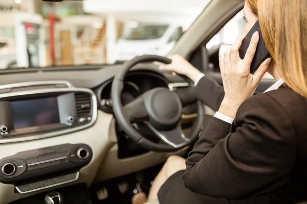 Geschäftsfrau telefoniert im Auto — Stockfoto