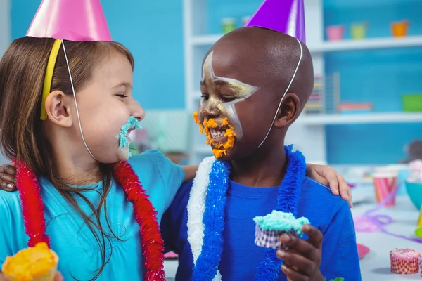 Bambini sorridenti con la glassa sul viso — Foto Stock