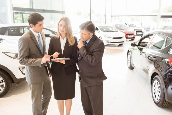 Equipe de vendas olhar para uma área de transferência — Fotografia de Stock