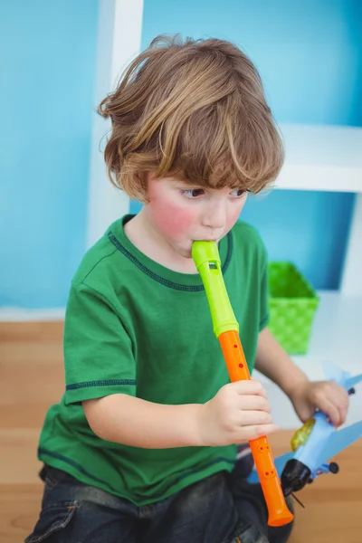 Pequeño niño tocando la flauta — Foto de Stock