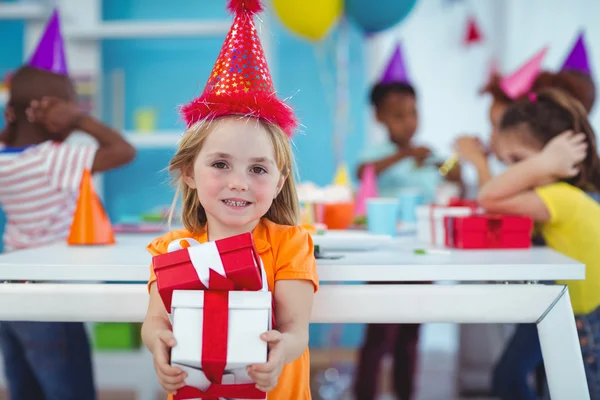 Lachende meisje op het verjaardagsfeestje — Stockfoto
