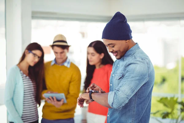 Equipo creativo joven sonriendo a la cámara — Foto de Stock