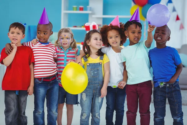 Glückliche Kinder genießen eine Geburtstagsparty — Stockfoto